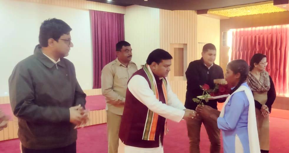 विधायक, कलेक्टर और एसएसपी के संग पहाड़ी कोरवा, बिरहोर बच्चों ने देखी प्रेरक फिल्म आई एम कलाम