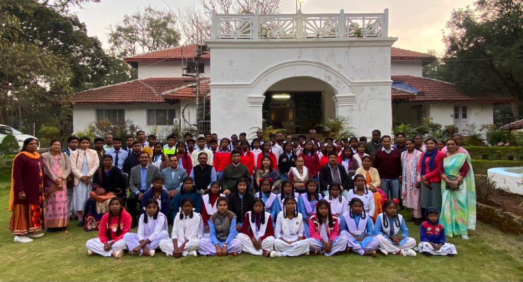 पहाड़ी कोरवा और बिरहोर जनजाति के बच्चों ने देखा कलेक्टर बंगला,  किया भोजन