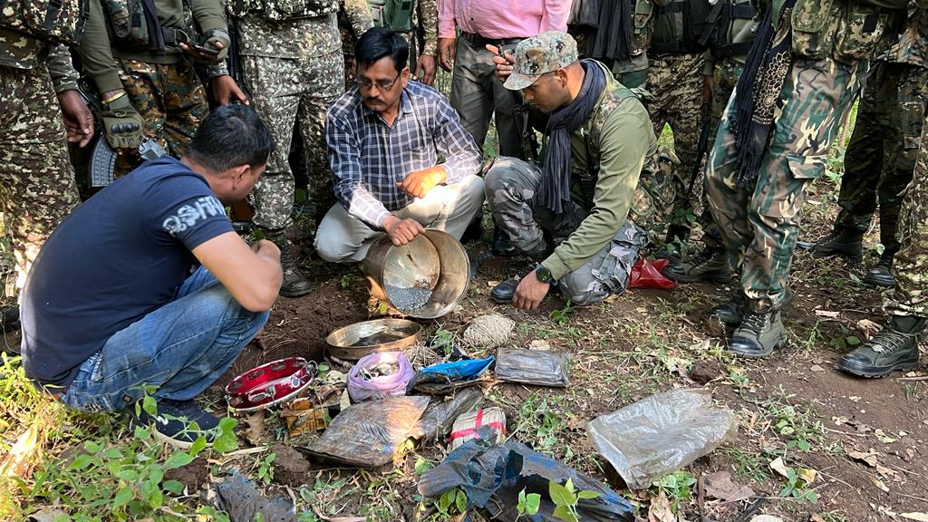 खम्हारडीह के जंगल में नक्सलियों का डंप बरामद खम्हारडीह के जंगल में नक्सलियों का डंप बरामद