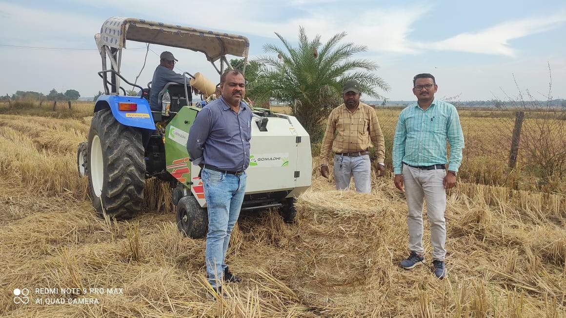 पैरा से बंडल बनाने वाली मशीन का प्रदर्शन