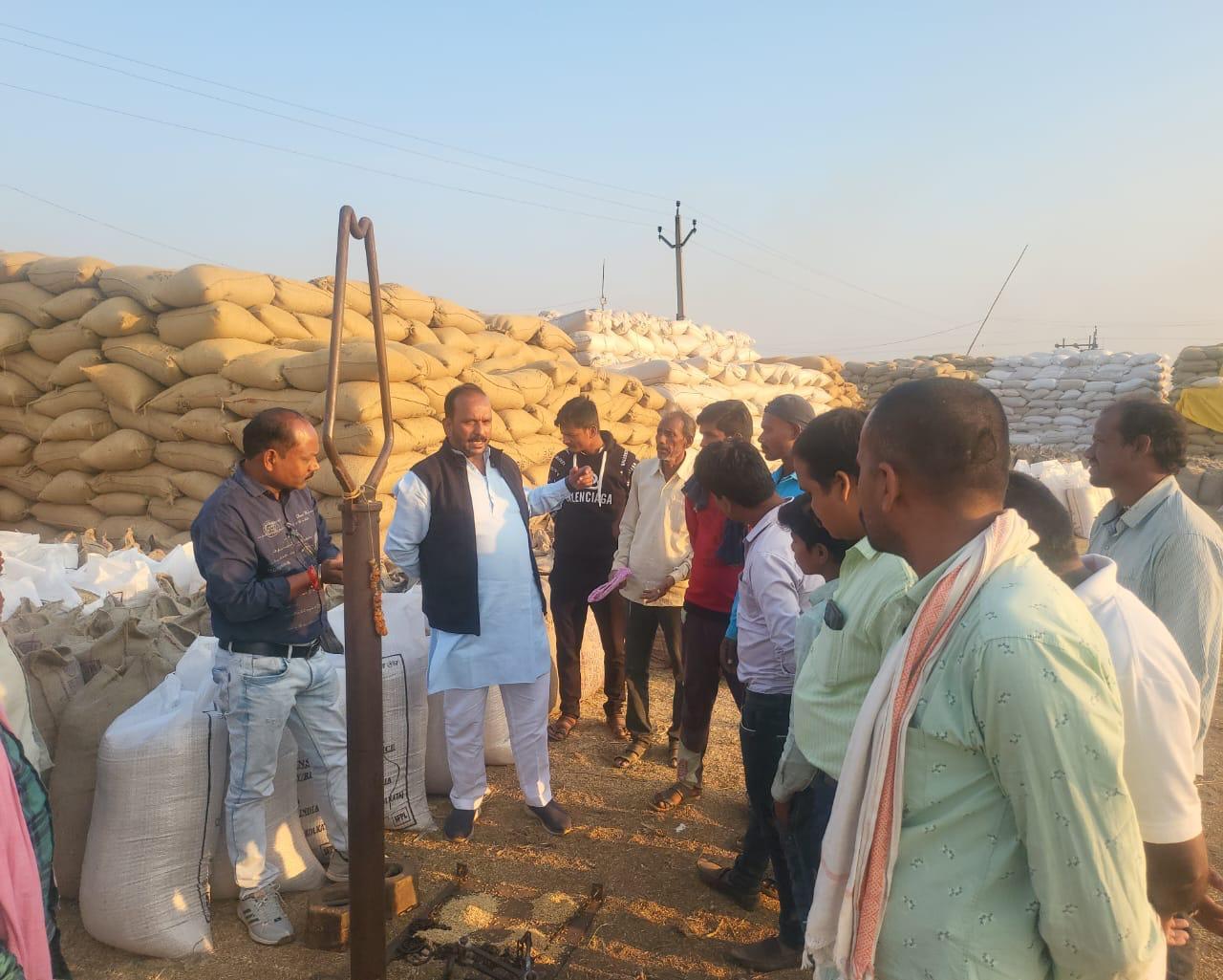 तौल में मिली गड़बड़ी, हर कट्टे में एक से दो किलो अधिक धान का तौल