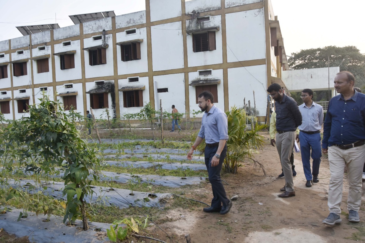 कलेक्टर ने बड़े तुमनार छात्रावास प्रबंधन को सराहा