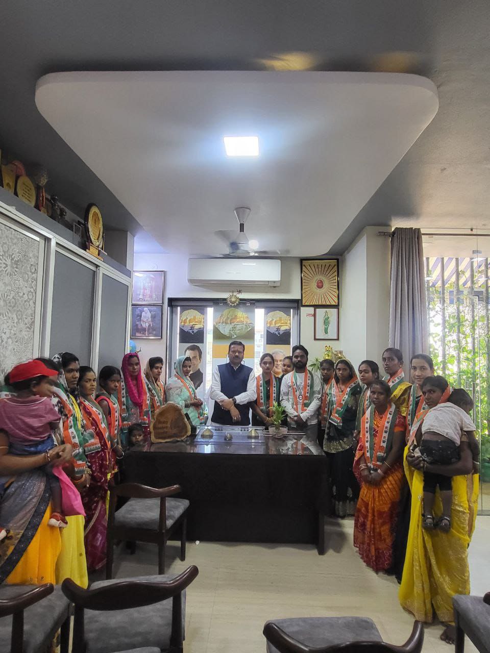 महिलाओं ने संसदीय सचिव के समक्ष किया कांग्रेस प्रवेश महिलाओं ने संसदीय सचिव के समक्ष किया कांग्रेस प्रवेश
