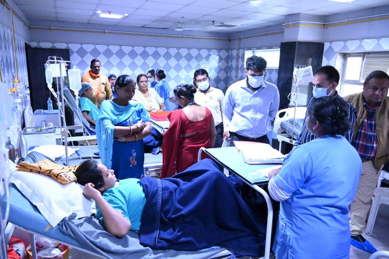 आयुक्त ने अस्पताल में भर्ती मरीजों से मिल स्वास्थ्य की ली जानकारी  