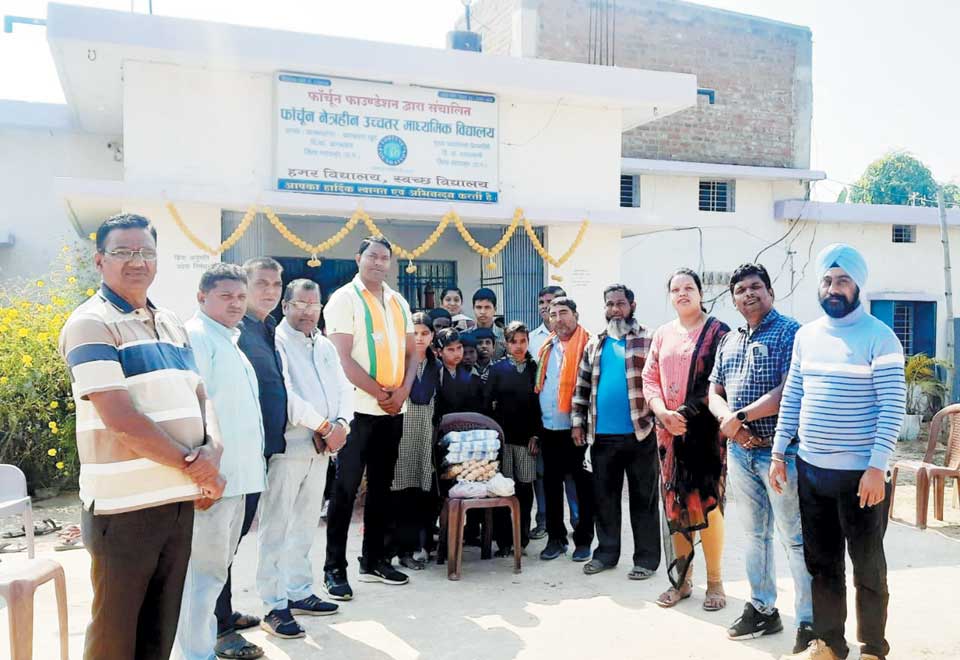 भाजपा प्रदेश अध्यक्ष के जन्मदिन पर नेत्रहीन स्कूल के बच्चों को बांटे फल भाजपा प्रदेश अध्यक्ष के जन्मदिन पर नेत्रहीन स्कूल के बच्चों को बांटे फल