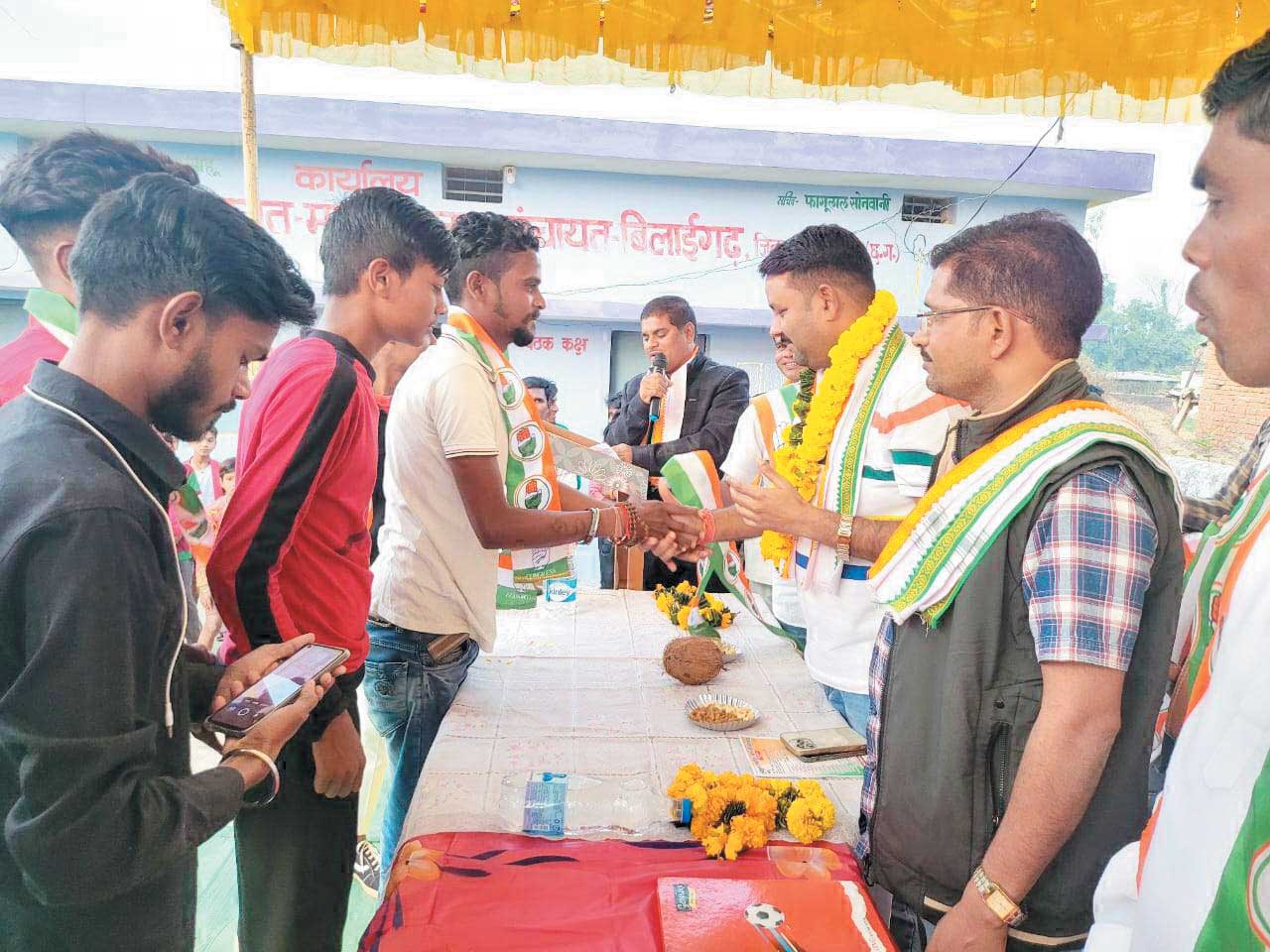 युवाओं और महिलाओं ने किया कांग्रेस प्रवेश युवाओं और महिलाओं ने किया कांग्रेस प्रवेश