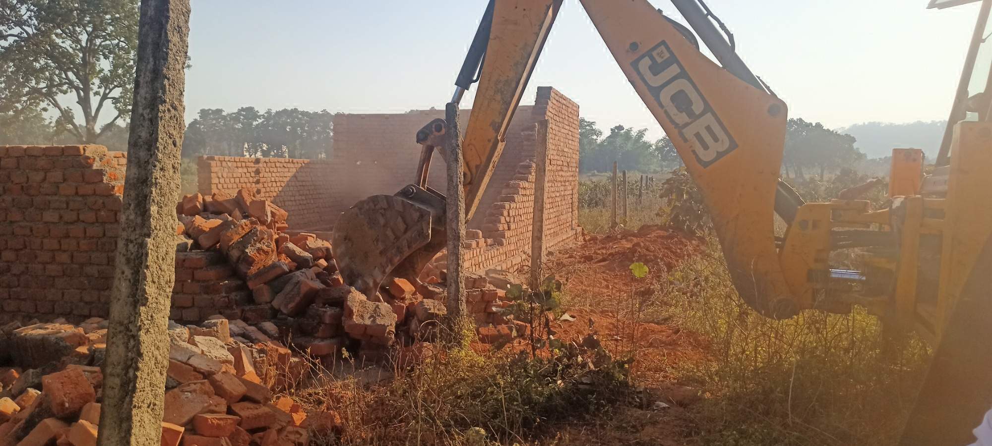 हाउसिंग बोर्ड विभाग को आबंटित भूमि से हटाया अतिक्रमण