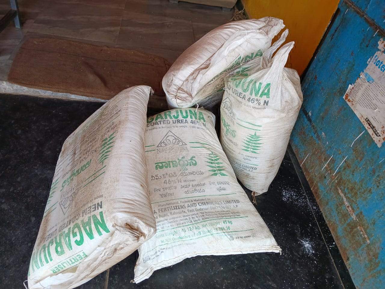 गीदम बस स्टैंड से यूरिया बरामद 