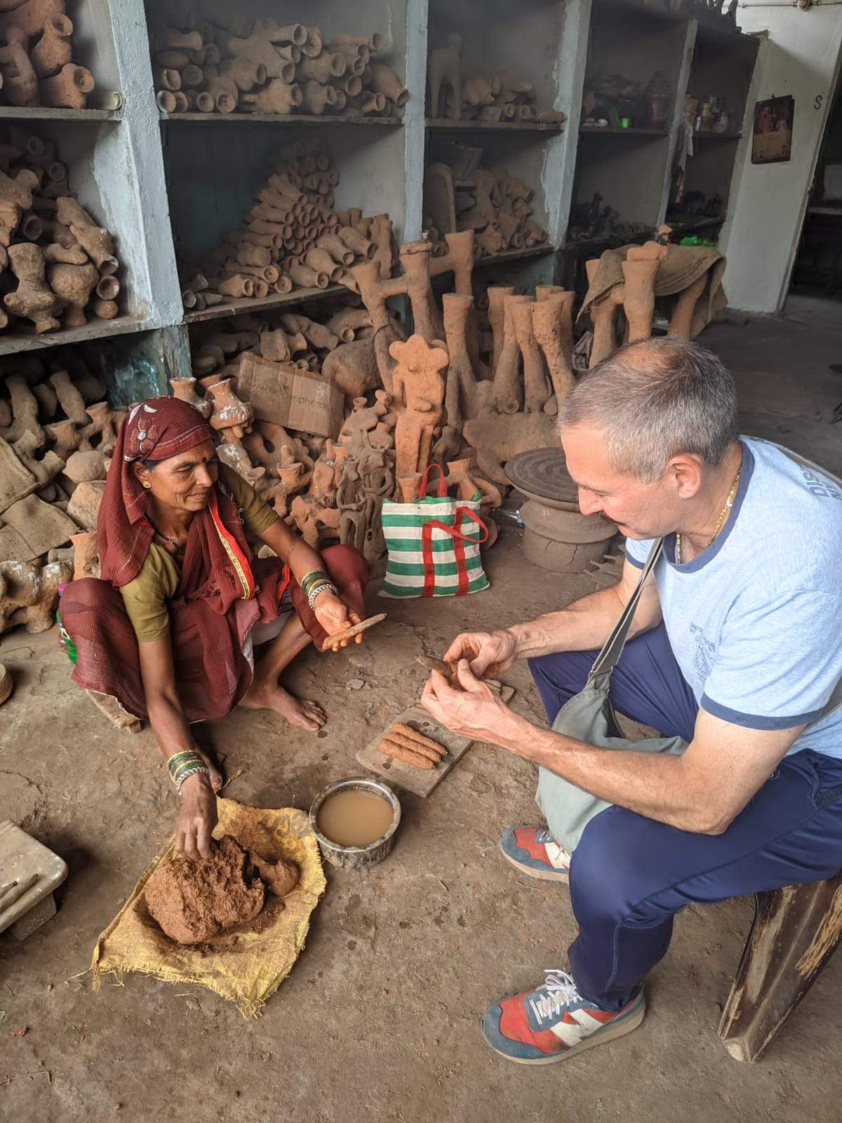 कोण्डागांव का हस्तशिल्प विदेशी पर्यटकों को कर रहा आकर्षित कोण्डागांव का हस्तशिल्प विदेशी पर्यटकों को कर रहा आकर्षित