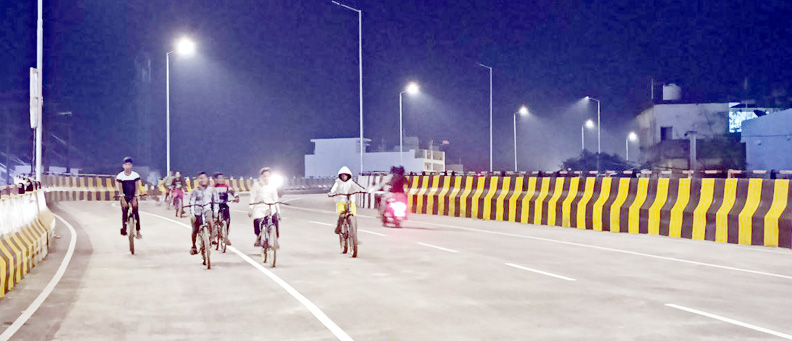ओवरब्रिज के निर्माण से लोग खुश 