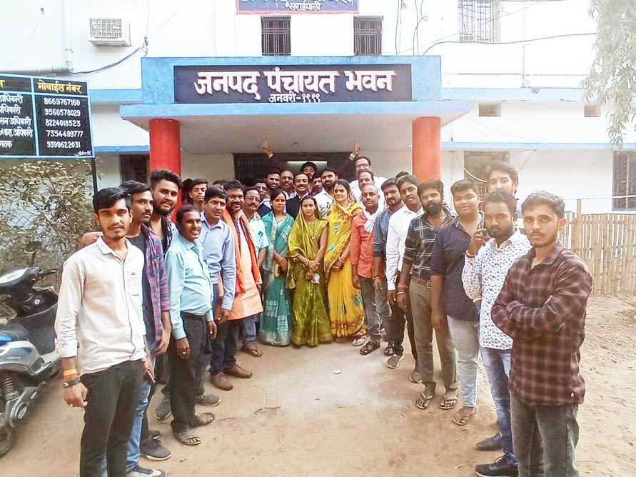 अध्यक्ष व उपाध्यक्ष ने बचाई कुर्सी, विश्वास जीता अध्यक्ष व उपाध्यक्ष ने बचाई कुर्सी, विश्वास जीता