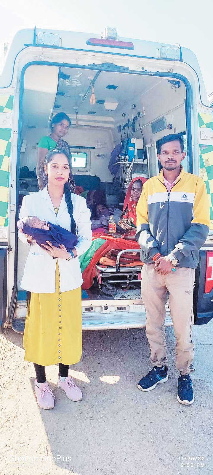 108 में गूंजी किलकारी, ईएमटी ने कराया एम्बुलेंस में सुरक्षित प्रसव