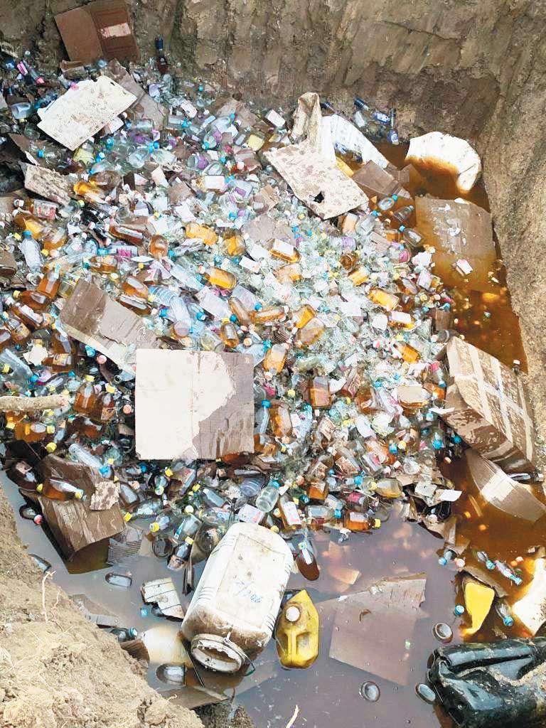 बारह लाख की शराब पर चला जेसीबी बारह लाख की शराब पर चला जेसीबी