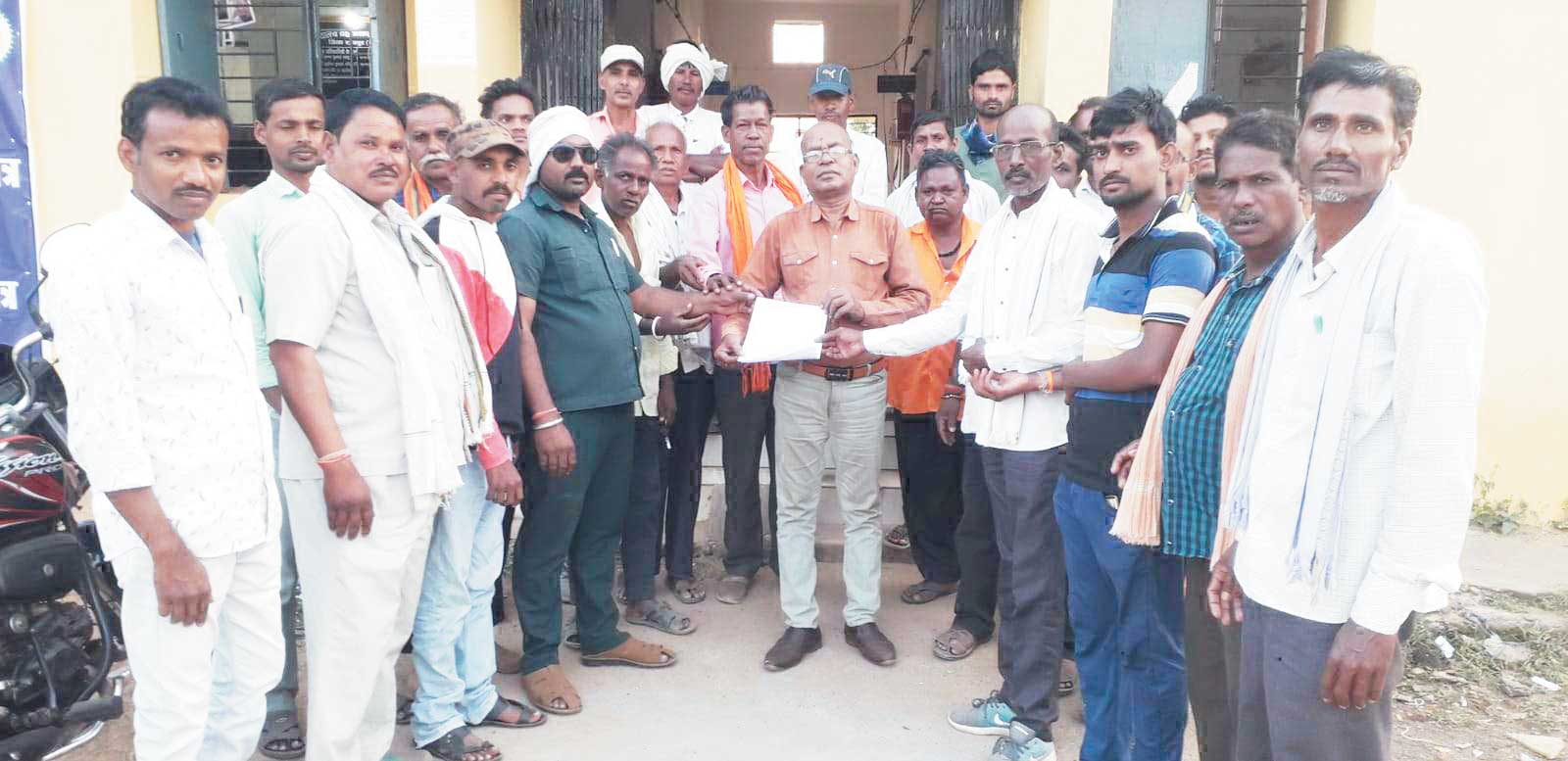पटवारी का तबादला रोकने ग्रामीणों ने सौंपा ज्ञापन