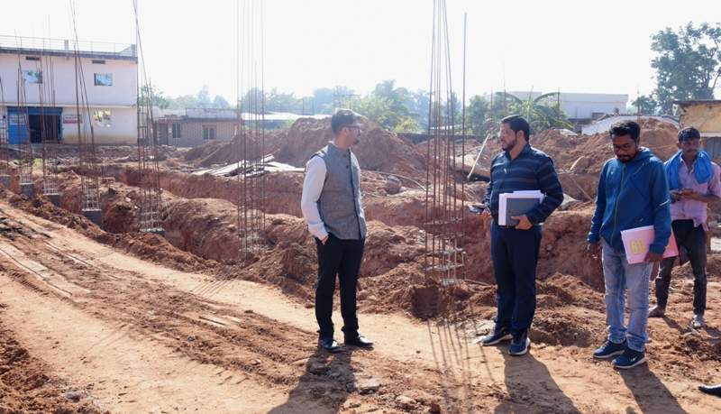कलेक्टर ने नगर में निर्माण  कार्यों का किया निरीक्षण
