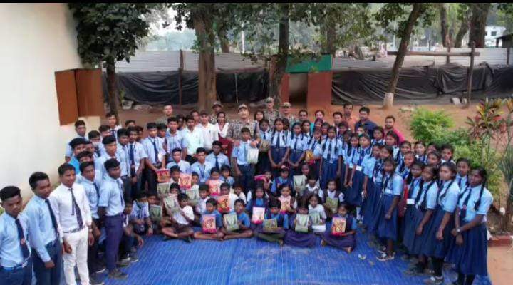 स्कूली छात्रों ने किया कैम्प भ्रमण, पाठ्य सामग्री वितरित स्कूली छात्रों ने किया कैम्प भ्रमण, पाठ्य सामग्री वितरित