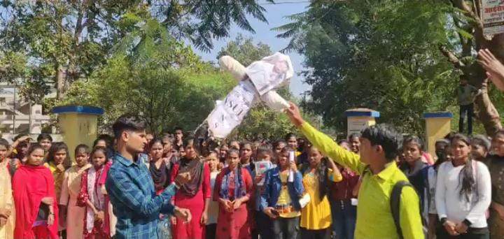 अभाविप ने किया पुतला दहन