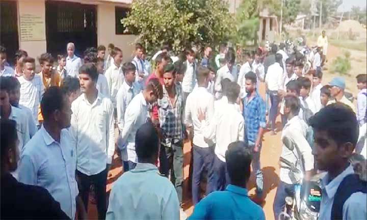 स्कूल में खेल के दौरान छात्रों के बीच चले लात-घूंसे स्कूल में खेल के दौरान छात्रों के बीच चले लात-घूंसे