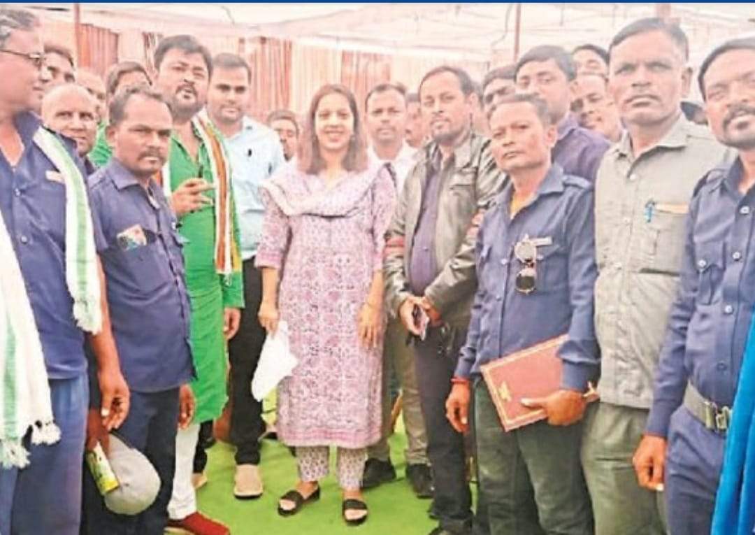दूसरों को टिफिन, कोटवारों से भूखे पेट काम, शिकायत दूसरों को टिफिन, कोटवारों से भूखे पेट काम, शिकायत