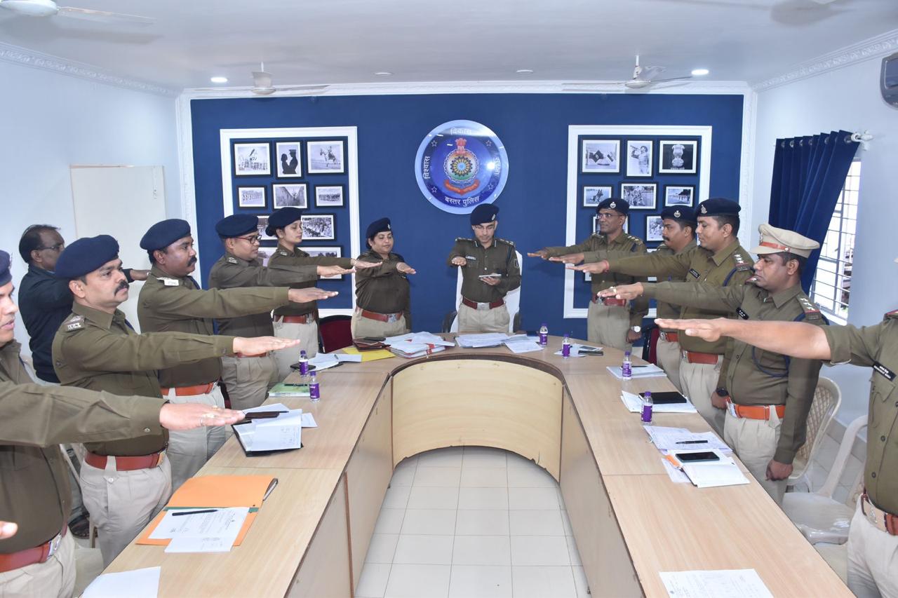 बस्तर पुलिस ने संविधान दिवस मनाया बस्तर पुलिस ने संविधान दिवस मनाया