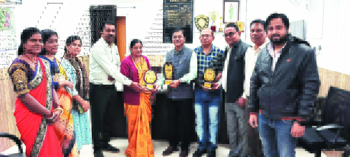 सुगम संगीत-स्वरचित काव्य स्पर्धा में दुर्ग के विजेता कलाकारों को अफसरों ने दी बधाई सुगम संगीत-स्वरचित काव्य स्पर्धा में दुर्ग के विजेता कलाकारों को अफसरों ने दी बधाई