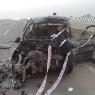 बस ने कार को मारी ठोकर, सिपाही और पत्नी की मौत
