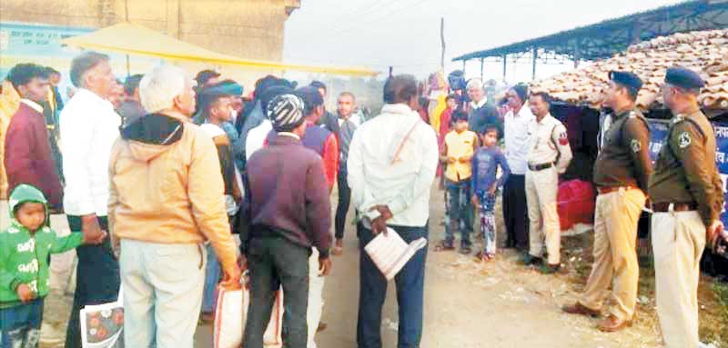 कानून की बारीकियों से अवगत कराने पुलिस पहुंची गाँव कानून की बारीकियों से अवगत कराने पुलिस पहुंची गाँव