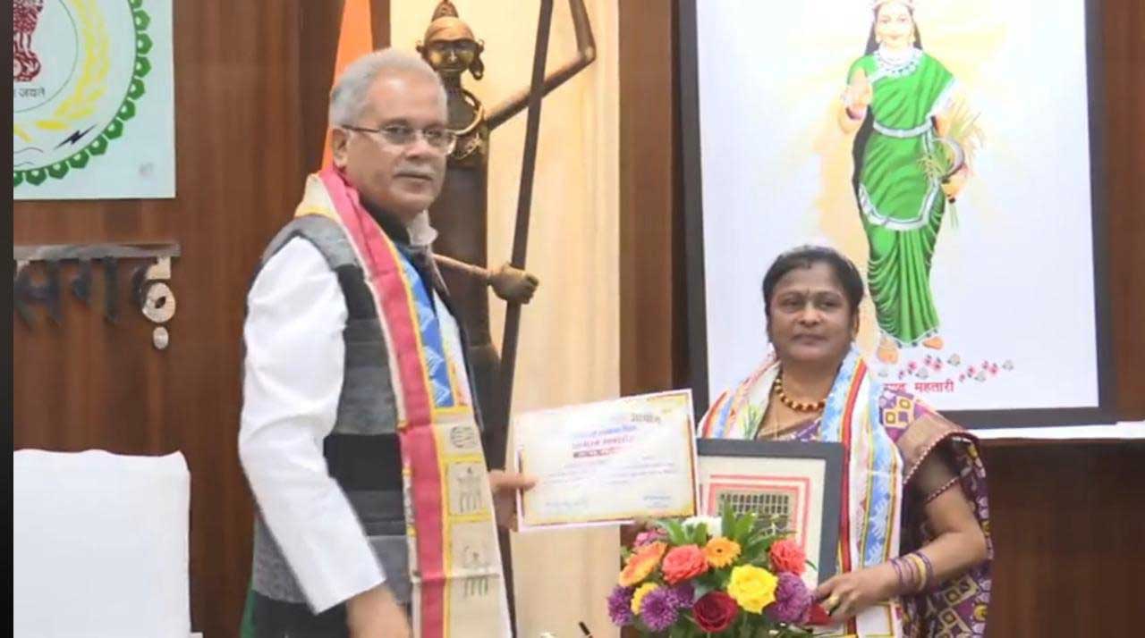 सीएम के हाथों सम्मानित हुईं डॉ. शैल चंद्रा