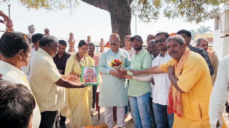 पालिकाध्यक्ष ने जन्मदिन पर गरीबों को बांटे कंबल पालिकाध्यक्ष ने जन्मदिन पर गरीबों को बांटे कंबल