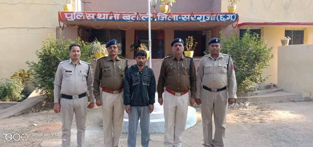 सोशल मीडिया पर आपत्तिजनक फोटो डालने की धमकी, यूपी से गिरफ्तार सोशल मीडिया पर आपत्तिजनक फोटो डालने की धमकी, यूपी से गिरफ्तार