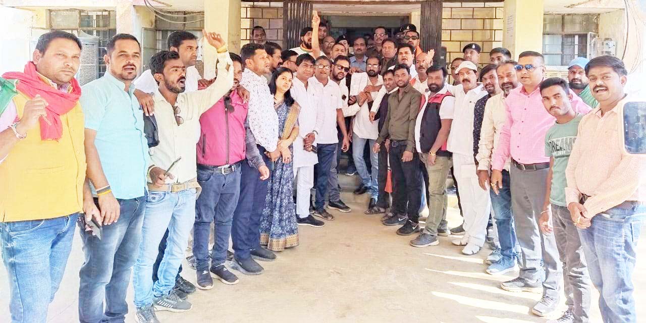 भाजयुमो ने घेरा बिजली दफ्तर, उग्र आंदोलन की चेतावनी भाजयुमो ने घेरा बिजली दफ्तर, उग्र आंदोलन की चेतावनी