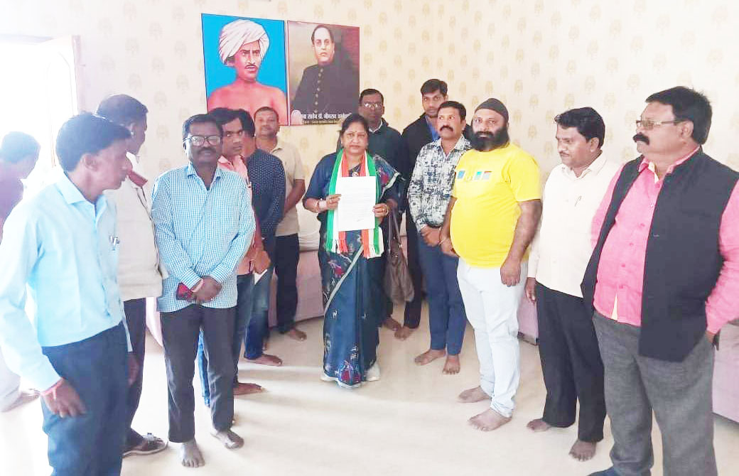 शिक्षकों की कमी, पढ़ाई प्रभावित नगरी स्कूल के प्राचार्य को हटाने की मांग, विधायक को सौंपा मांग पत्र