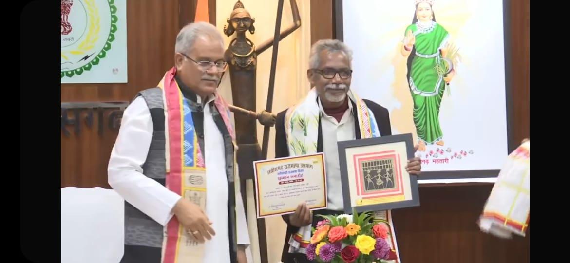 छत्तीसगढ़ी राजभाषा दिवस पर सीएम के हाथों दुर्गा प्रसाद पारकर सम्मानित छत्तीसगढ़ी राजभाषा दिवस पर सीएम के हाथों दुर्गा प्रसाद पारकर सम्मानित
