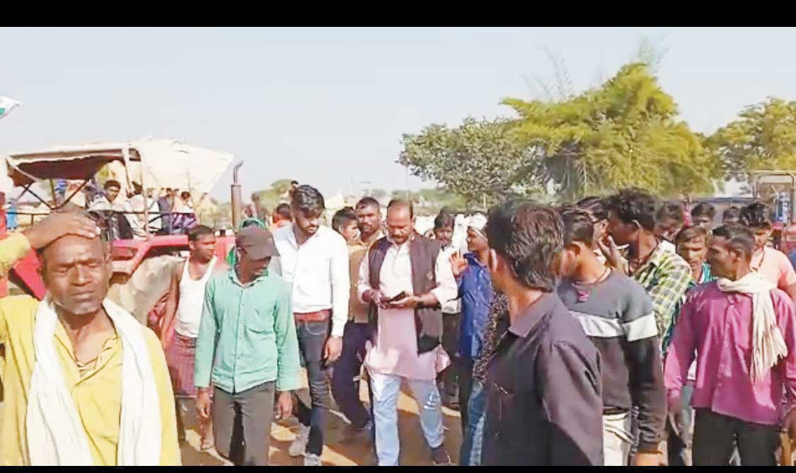 ओवरवेट धान लेने से नाराज किसानों ने किया हंगामा