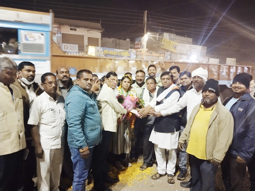 धनेश्वरी का कांग्रेस कार्यकर्ताओं ने किया स्वागत 