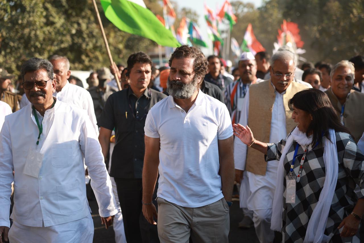राहुल गांधी की भारत जोड़ो यात्रा के इंदौर पड़ाव में राहुल गांधी की भारत जोड़ो यात्रा के इंदौर पड़ाव में