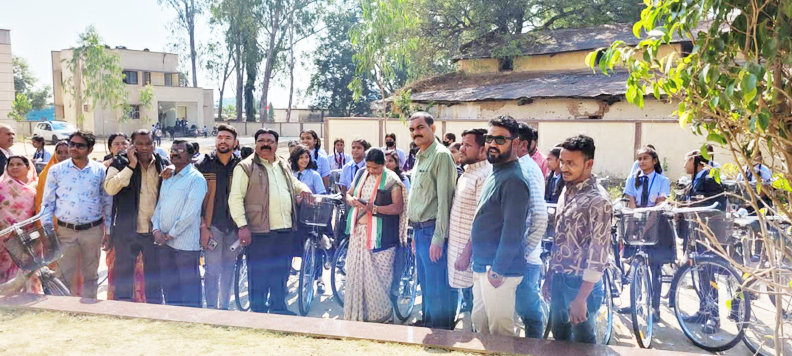 आत्मानंद स्कूल में  सायकल वितरण