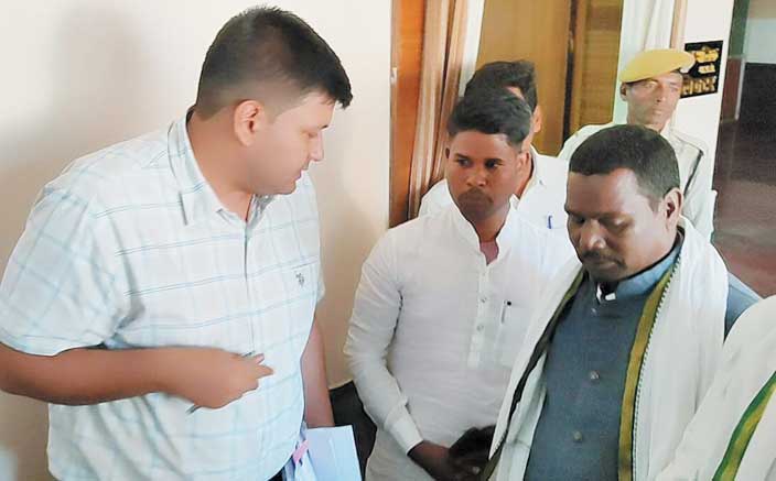 सचिव निलंबित, एसटी-एससी एक्ट का मामला दर्ज कर जेल भेजने की मांग सचिव निलंबित, एसटी-एससी एक्ट का मामला दर्ज कर जेल भेजने की मांग