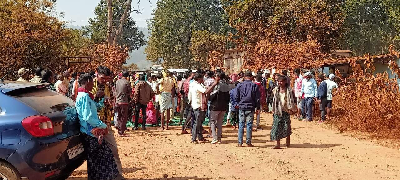 सन्ना-सोनक्यारी मार्ग बदहाल, आक्रोशित ग्रामीणों ने किया चक्काजाम