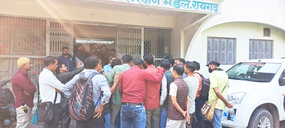 पत्रकारों ने घेरा पर्यावरण विभाग का दफ्तर अफसर की बदसलूकी के बाद उबले पत्रकार माफी के बाद हो गई सुलह पत्रकारों ने घेरा पर्यावरण विभाग का दफ्तर अफसर की बदसलूकी के बाद उबले पत्रकार माफी के बाद हो गई सुलह