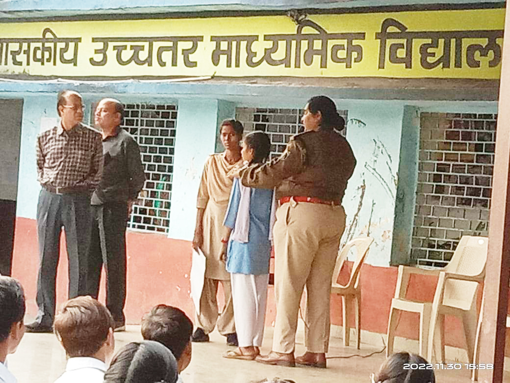 शाला में महिला रक्षा टीम ने बताए छात्राओं को आत्मरक्षा के गुर शाला में महिला रक्षा टीम ने बताए छात्राओं को आत्मरक्षा के गुर