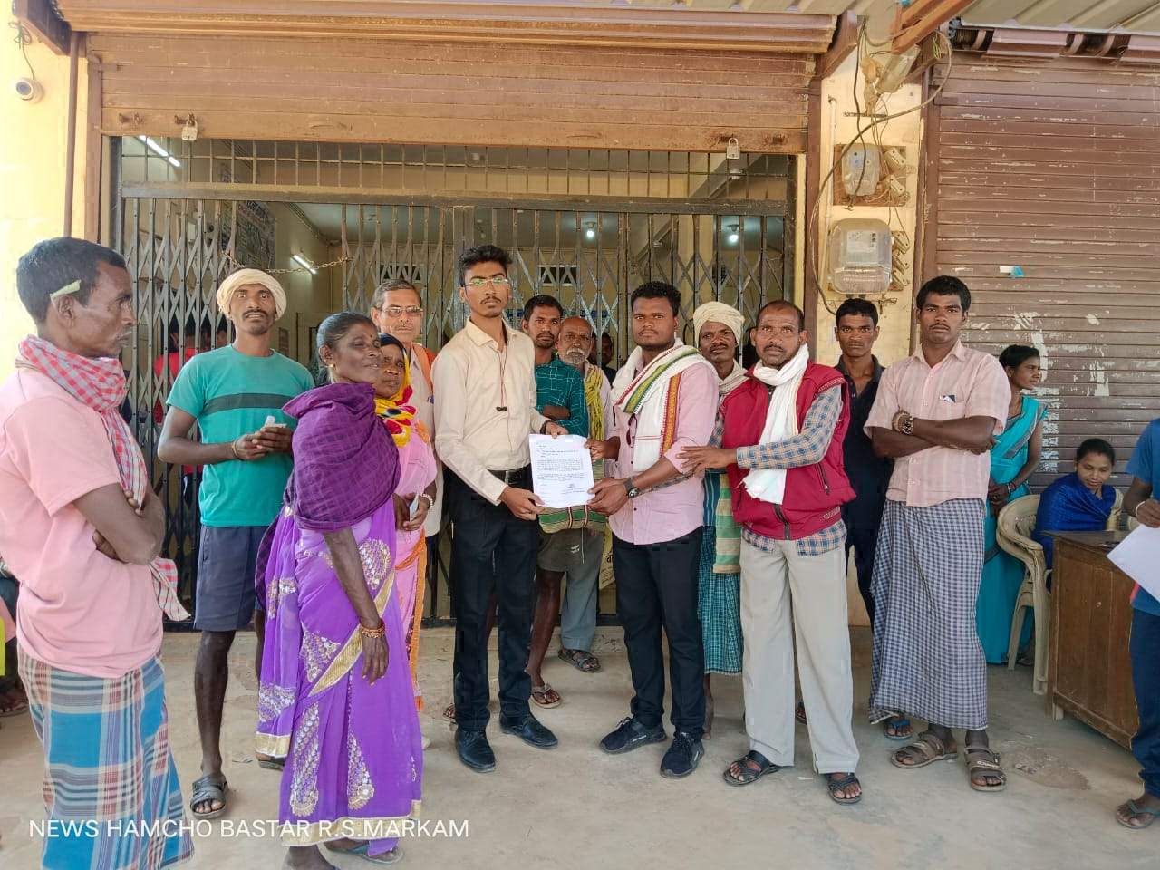 बैंक कर्मी के खिलाफ दुव्र्यवहार का आरोप, नाराजगी बैंक कर्मी के खिलाफ दुव्र्यवहार का आरोप, नाराजगी
