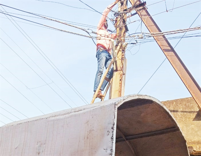 नांदगांव में 126 की काटी बिजली 212 बकायेदारों से वसूला 19 लाख नांदगांव में 126 की काटी बिजली 212 बकायेदारों से वसूला 19 लाख