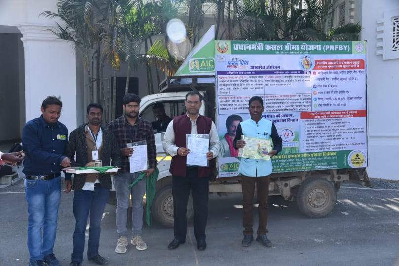 बीमा रथ को हरी झंडी दिखाकर किया रवाना