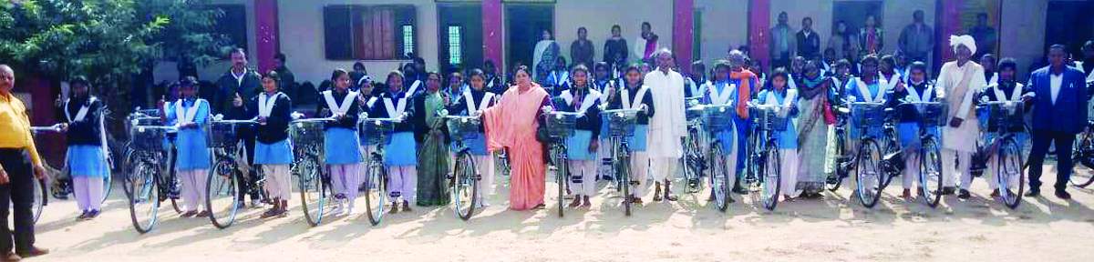 61 छात्राओं को मिली साइकिल 61 छात्राओं को मिली साइकिल