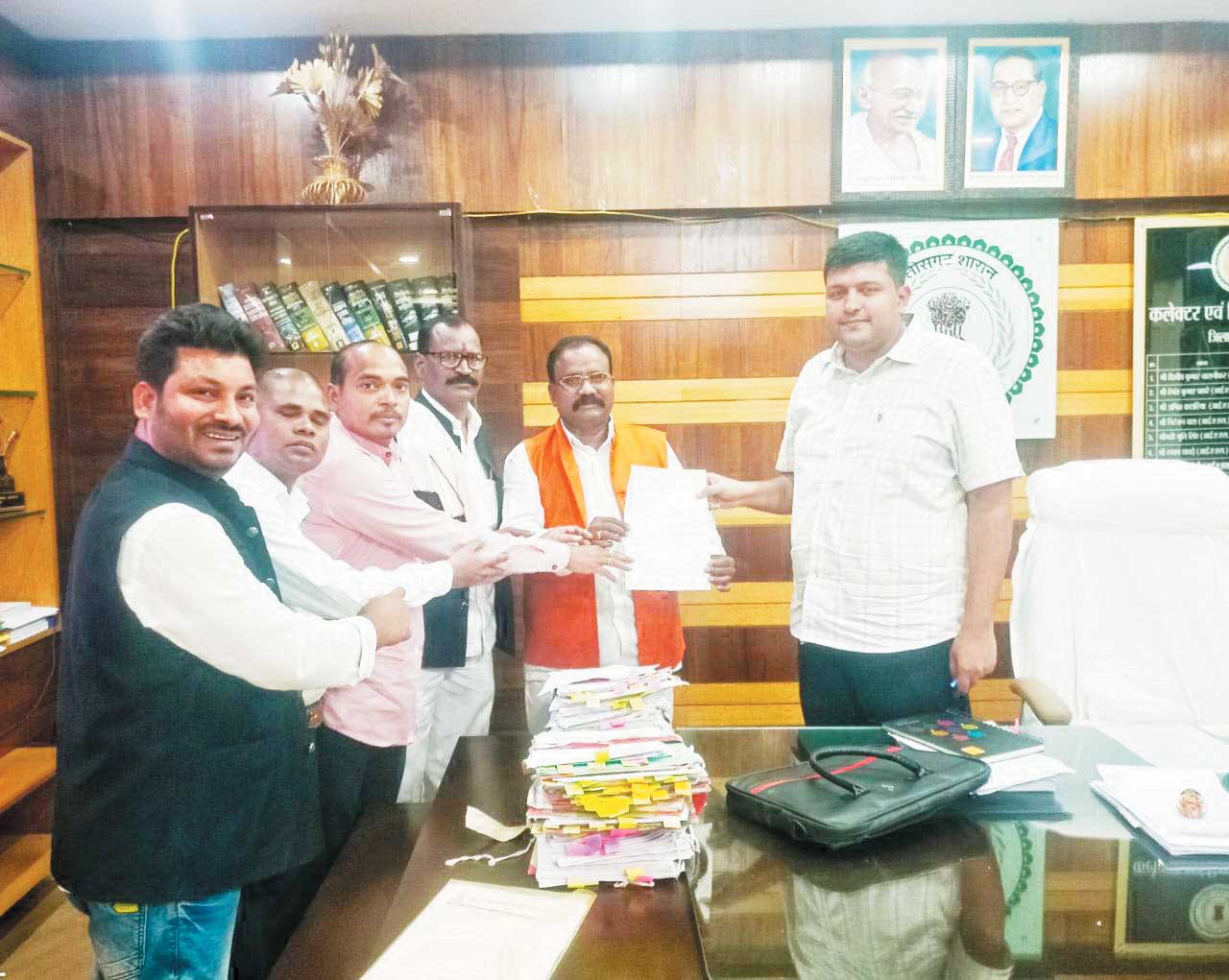 विभिन्न मांगों को लेकर कलेक्टर को ज्ञापन विभिन्न मांगों को लेकर कलेक्टर को ज्ञापन