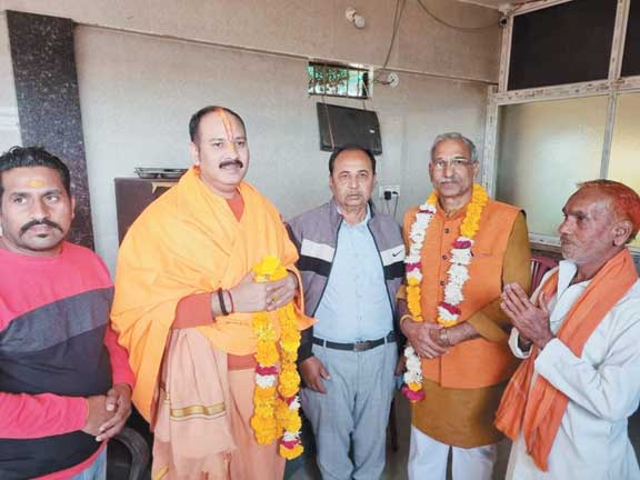 शिव पुराण कथा आयोजन के लिए पं. प्रदीप मिश्रा से प्रतिनिधिमंडल ने की मुलाकात