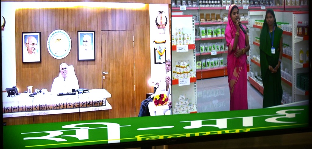 प्राइम लोकेशन पर सी-मार्ट का सीएम ने किया उद्घाटन, पहले ही दिन अच्छी बिक्री