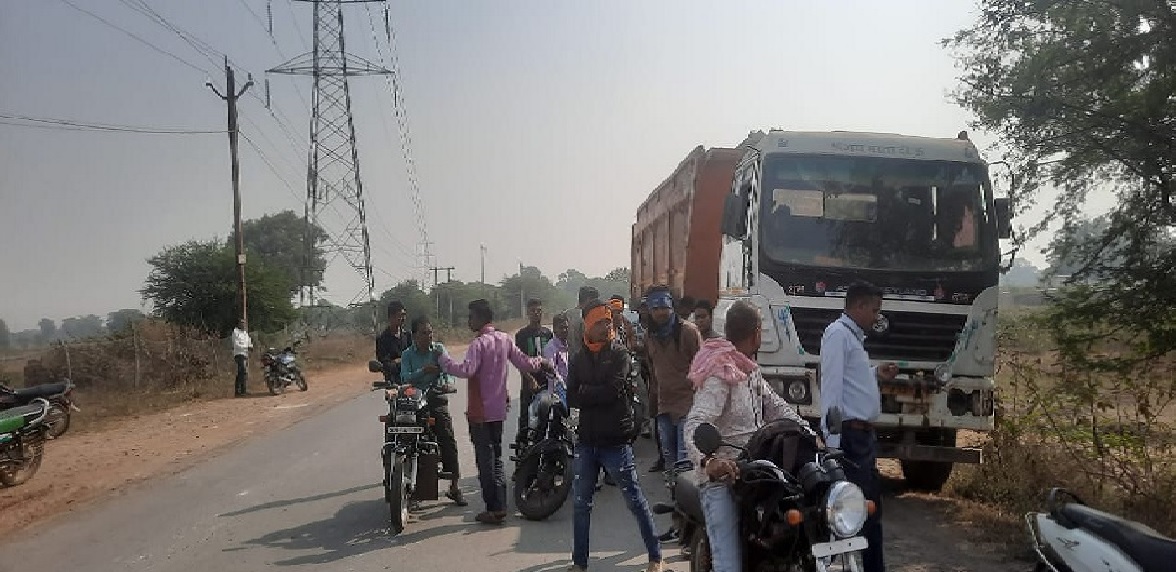  ट्रेलर ने मारी बाइक को टक्कर, चालक की मौत साथी घायल