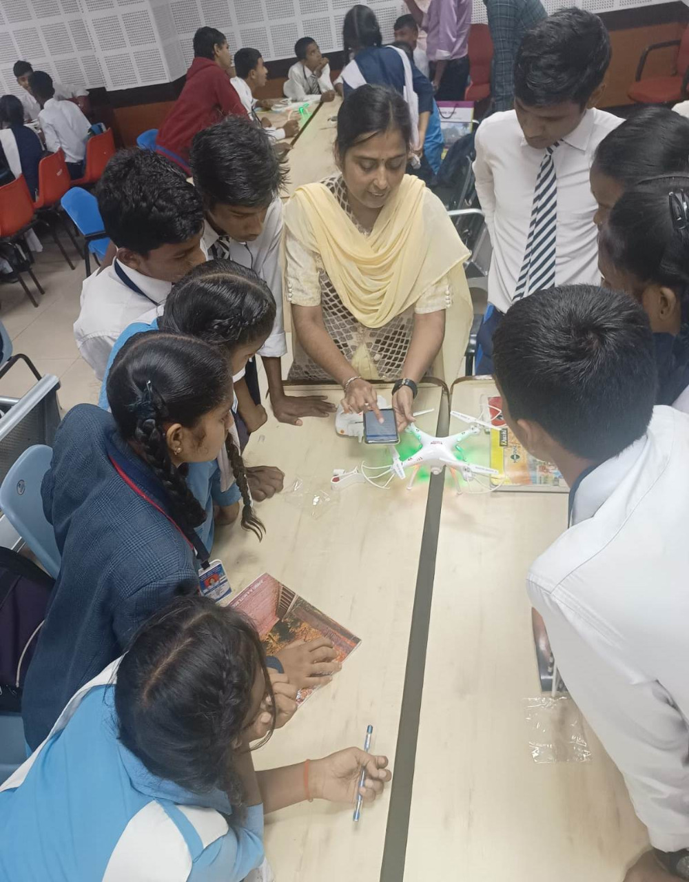 बच्चों ने ड्रोन टेक्नोलॉजी को समझा और उड़ाना भी सीखा